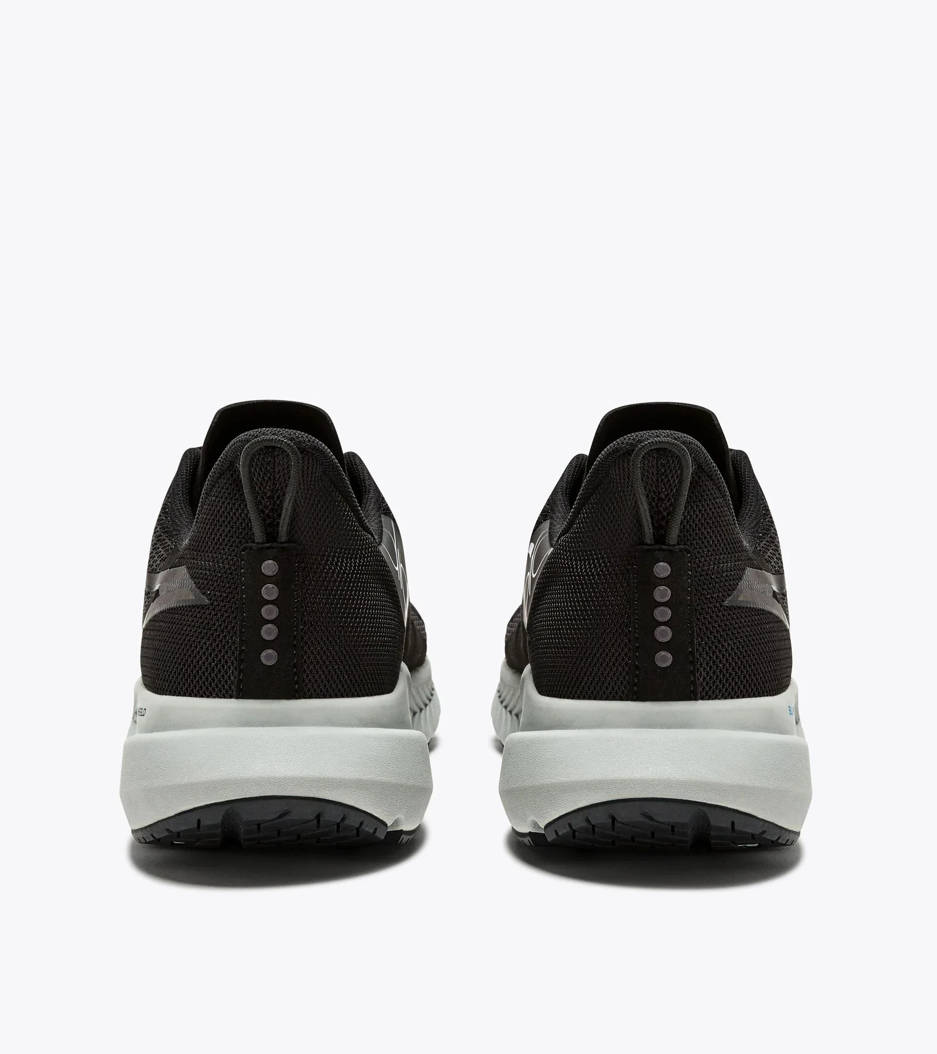 Diadora Men's Mythos Blushield Volo 4 HIP Black Silver - Image 4